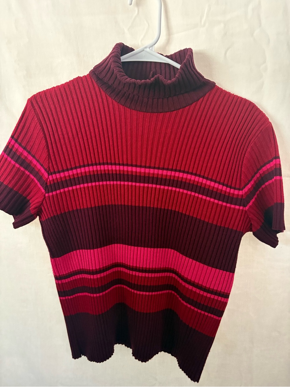 Ribbed Short-Sleeve Turtleneck Sweater - Red & Pink